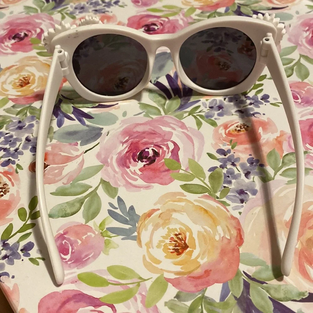Girls white daisy sunglasses